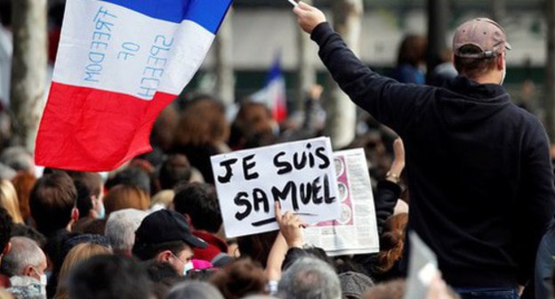 Rally in memory of Samuel Paty, Paris, October 18, 2020. Photo: Фото: REUTERS/Charles Platiau Rally in memory of Samuel Paty, Paris, October 18, 2020. Photo: Фото: REUTERS/Charles Platiau