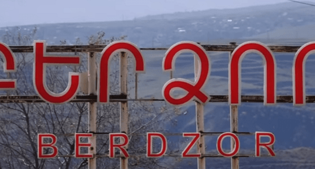 Signpost of Berdzor. Screenshot: Factor TV, https://youtu.be/L3RmyfPcaG0 Signpost of Berdzor. Screenshot: Factor TV, https://youtu.be/L3RmyfPcaG0