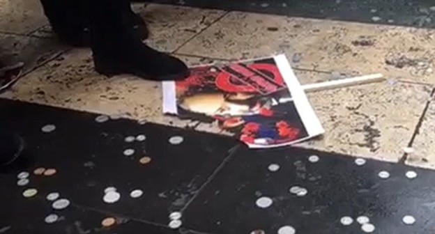 Protesters who demand resignation of Nikol Pashinyan throw coins into the street, December 10, 2020. Screenshot: Sputnik Armenia https://www.youtube.com/watch?v=HVt-CFG3I0k&feature=emb_logo Protesters who demand resignation of Nikol Pashinyan throw coins into the street, December 10, 2020. Screenshot: Sputnik Armenia https://www.youtube.com/watch?v=HVt-CFG3I0k&feature=emb_logo