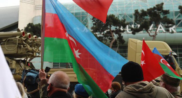Residents of Baku hold flags of Azerbaijan and Turkey during military parade on December 10, 2020. Photo by Aziz Karimov for the Caucasian Knot Residents of Baku hold flags of Azerbaijan and Turkey during military parade on December 10, 2020. Photo by Aziz Karimov for the Caucasian Knot