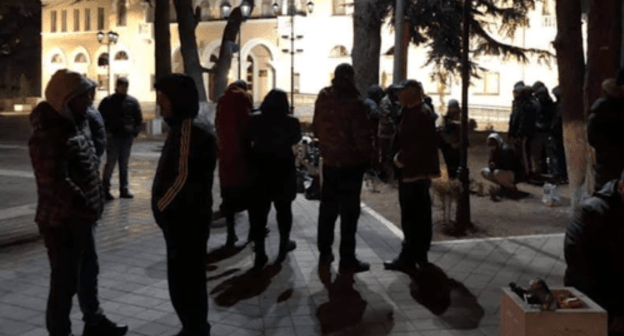 Protesters at the Theatre Square in Tskhinvali. Screenshot: https://youtu.be/3FTil6leCFU Protesters at the Theatre Square in Tskhinvali. Screenshot: https://youtu.be/3FTil6leCFU