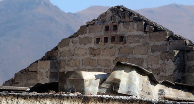 A collapsed roof of the house. Nagorno-Karabakh, November 16, 2020. Photo by Armine Martirosyan for the "Caucasian Knot" A collapsed roof of the house. Nagorno-Karabakh, November 16, 2020. Photo by Armine Martirosyan for the "Caucasian Knot"