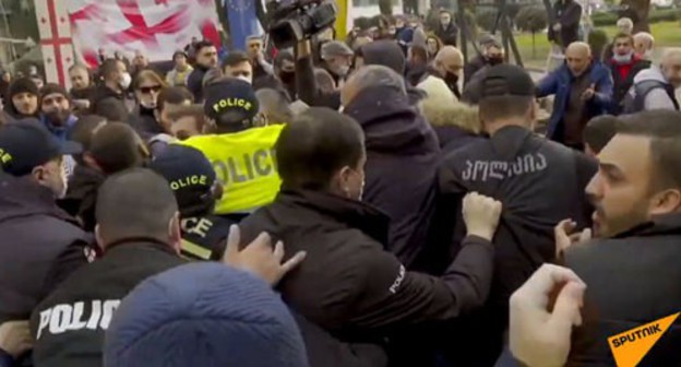 Clashes between the police and protesters. Batumi, December 13, 2020. Screenshot of the video by "Sputnik Грузия" https://www.youtube.com/watch?v=XW3Phkw6Mis&feature=emb_title" Clashes between the police and protesters. Batumi, December 13, 2020. Screenshot of the video by "Sputnik Грузия" https://www.youtube.com/watch?v=XW3Phkw6Mis&feature=emb_title"