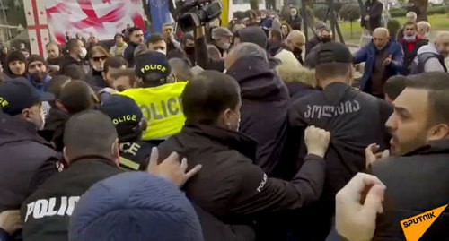Clashes between the police and protesters. Batumi, December 13, 2020. Screenshot of the video by "Sputnik Грузия" https://www.youtube.com/watch?v=XW3Phkw6Mis&feature=emb_title" Clashes between the police and protesters. Batumi, December 13, 2020. Screenshot of the video by "Sputnik Грузия" https://www.youtube.com/watch?v=XW3Phkw6Mis&feature=emb_title"