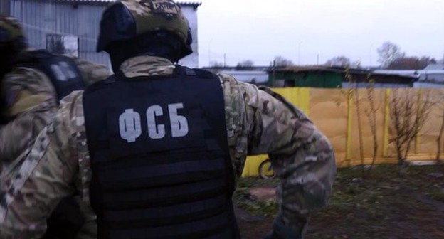 The FSB officer during the counterterrorist operation. Photo by the press service of the National Antiterrorist Committee (NAC) http://nac.gov.ru/kontrterroristicheskie-operacii/fsb/pyat-verbovshchikov-mto-zaderzhany-v-kazani.html#&gid=1&pid=2 The FSB officer during the counterterrorist operation. Photo by the press service of the National Antiterrorist Committee (NAC) http://nac.gov.ru/kontrterroristicheskie-operacii/fsb/pyat-verbovshchikov-mto-zaderzhany-v-kazani.html#&gid=1&pid=2