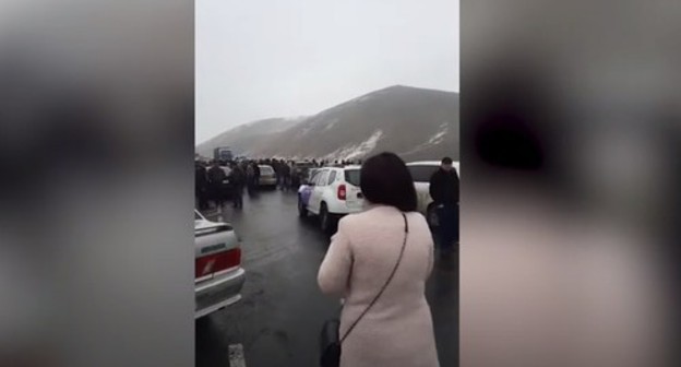 A protest action in the Shirak Province of Armenia. December 16, 2020. Screenshot of the video by NEWS AM
https://youtu.be/L_Xo8vsj3xQ A protest action in the Shirak Province of Armenia. December 16, 2020. Screenshot of the video by NEWS AM
https://youtu.be/L_Xo8vsj3xQ