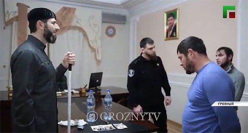 Adam Elzhurkaev, the chief physician of the Centre for Islamic Medicine, scolds the detainees in front of a law enforcer. Screenshot of the video by the "Grozny" TV Channel https://www.instagram.com/p/CI7pCFNJclV/ Adam Elzhurkaev, the chief physician of the Centre for Islamic Medicine, scolds the detainees in front of a law enforcer. Screenshot of the video by the "Grozny" TV Channel https://www.instagram.com/p/CI7pCFNJclV/