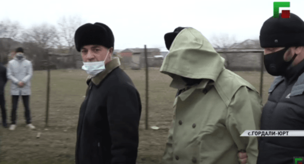 Demonstrative feudists' reconciliation in Chechnya, December 19, 2020. Screenshot: https://youtu.be/zZaJhDEhTrM Demonstrative feudists' reconciliation in Chechnya, December 19, 2020. Screenshot: https://youtu.be/zZaJhDEhTrM