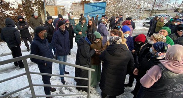 Visitors in front of the entrance to the court, Nalchik, December 18, 2020. Photo by Lyudmila Maratova for the Caucasian Knot Visitors in front of the entrance to the court, Nalchik, December 18, 2020. Photo by Lyudmila Maratova for the Caucasian Knot
