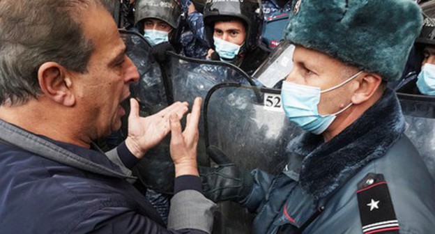 An opposition supporter argues with law enforcer during a rally demanding the resignation of Prime Minister Nikol Pashinyan. Yerevan, December 10, 2020. Photo: REUTERS / Artem Mikryukov An opposition supporter argues with law enforcer during a rally demanding the resignation of Prime Minister Nikol Pashinyan. Yerevan, December 10, 2020. Photo: REUTERS / Artem Mikryukov