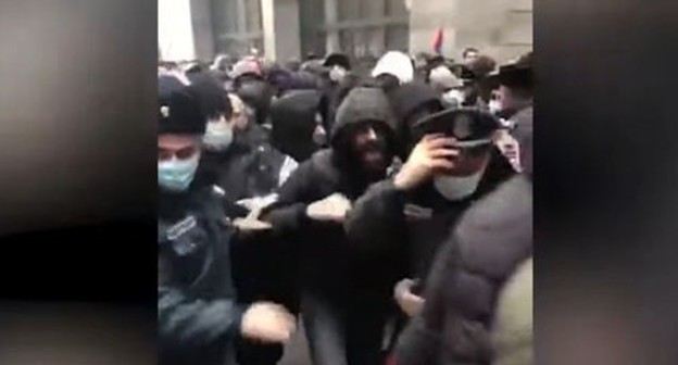 Clash between the police and the protestors in Yerevan, December 22, 2020. Screenshot: https://www.youtube.com/watch?v=ulSuh357SXs&feature=emb_logo Clash between the police and the protestors in Yerevan, December 22, 2020. Screenshot: https://www.youtube.com/watch?v=ulSuh357SXs&feature=emb_logo