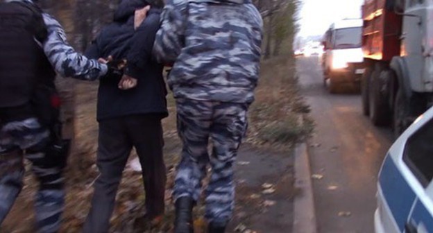 Law enforcers accompany a detained person. Photo: press service of the National Antiterrorist Committee, http://nac.gov.ru/ Law enforcers accompany a detained person. Photo: press service of the National Antiterrorist Committee, http://nac.gov.ru/