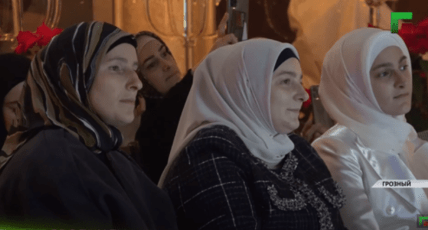 A creative party of the poetess Anna Egoyan was attended by Medni Kadyrova, as well as Aishat and Khadizhat Kadyrov. Screenshot: https://youtu.be/iX6y7cmWJbM A creative party of the poetess Anna Egoyan was attended by Medni Kadyrova, as well as Aishat and Khadizhat Kadyrov. Screenshot: https://youtu.be/iX6y7cmWJbM