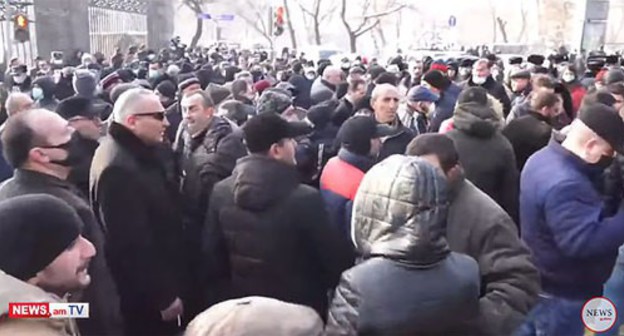Participants of a protest action in Yerevan. December 28, 2020. Screenshot of the video by News.am https://www.youtube.com/watch?v=zRAZ3IhCUPM&feature=emb_title Participants of a protest action in Yerevan. December 28, 2020. Screenshot of the video by News.am https://www.youtube.com/watch?v=zRAZ3IhCUPM&feature=emb_title