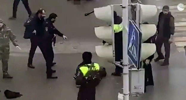 At the scene of an attack on police officers in Grozny. December 28, 2020. Screenshot of the video published on the BAZA Telegram channel At the scene of an attack on police officers in Grozny. December 28, 2020. Screenshot of the video published on the BAZA Telegram channel