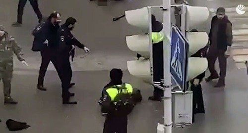 At the scene of an attack on police officers in Grozny. December 28, 2020. Screenshot of the video published on the BAZA Telegram channel At the scene of an attack on police officers in Grozny. December 28, 2020. Screenshot of the video published on the BAZA Telegram channel