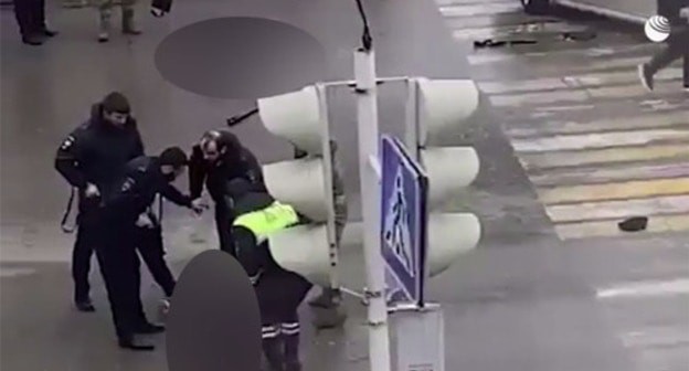 At the scene of an attack on police officers in Grozny. December 28, 2020. Screenshot of the video published on the BAZA Telegram channel At the scene of an attack on police officers in Grozny. December 28, 2020. Screenshot of the video published on the BAZA Telegram channel