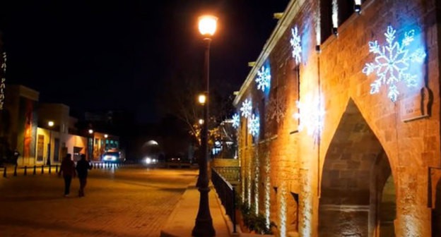 A street in Baku on December 31, 2020. Screenshot of the video by Спутник-Азербайджан https://az.sputniknews.ru/video/20201231/425842218/Novyy-god-v-usloviyakh-pandemii-atmosfera-Baku.html A street in Baku on December 31, 2020. Screenshot of the video by Спутник-Азербайджан https://az.sputniknews.ru/video/20201231/425842218/Novyy-god-v-usloviyakh-pandemii-atmosfera-Baku.html