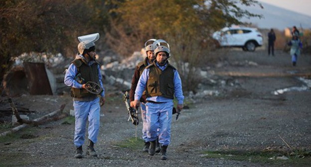 Sappers. The Agdam District of Azerbaijan. November 25, 2020. Photo: REUTERS/Aziz Karimov Sappers. The Agdam District of Azerbaijan. November 25, 2020. Photo: REUTERS/Aziz Karimov