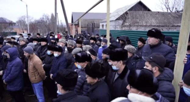 Relatives of the deceased policeman, Magomed Djabrailov, declare a blood feud. Screenshot of a video https://www.instagram.com/p/CJd1wcEK2Aa/ Relatives of the deceased policeman, Magomed Djabrailov, declare a blood feud. Screenshot of a video https://www.instagram.com/p/CJd1wcEK2Aa/