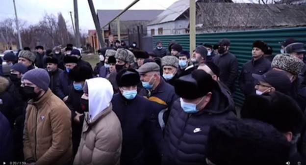 Relatives of the policeman killed in Grozny declare a blood feud, December 31, 2020. Screenshot: https://www.instagram.com/p/CJd1wcEK2Aa/. Relatives of the policeman killed in Grozny declare a blood feud, December 31, 2020. Screenshot: https://www.instagram.com/p/CJd1wcEK2Aa/.