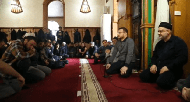 Salman Dadaev meets with the elders of the village of Tarki and its residents. Screenshot: https://www.instagram.com/p/CJvo_A3oFKz/ Salman Dadaev meets with the elders of the village of Tarki and its residents. Screenshot: https://www.instagram.com/p/CJvo_A3oFKz/