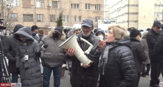 Protest action at the Ministry of Justice in Yerevan, January 8, 2021. Screenshot: https://youtu.be/qqWnPEPSIc4 Protest action at the Ministry of Justice in Yerevan, January 8, 2021. Screenshot: https://youtu.be/qqWnPEPSIc4