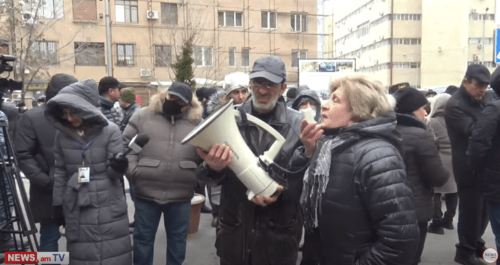 Protest action at the Ministry of Justice in Yerevan, January 8, 2021. Screenshot: https://youtu.be/qqWnPEPSIc4 Protest action at the Ministry of Justice in Yerevan, January 8, 2021. Screenshot: https://youtu.be/qqWnPEPSIc4
