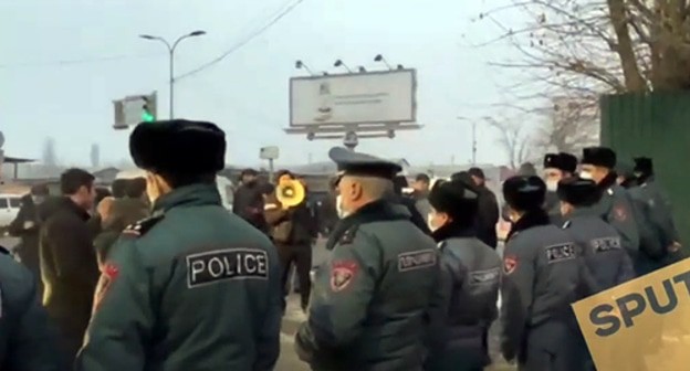 Opponents of Nikol Pashinyan have blocked the road to Yerevan airport, January 11, 2021. Screenshot of the video by Sputnik Armenia https://www.youtube.com/watch?v=eERhnUgAR_c Opponents of Nikol Pashinyan have blocked the road to Yerevan airport, January 11, 2021. Screenshot of the video by Sputnik Armenia https://www.youtube.com/watch?v=eERhnUgAR_c