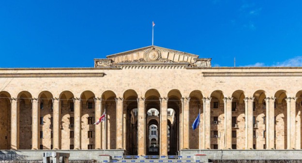Georgian Parliament. Photo: Diego Delso, https://commons.wikimedia.org/wiki/Category:Parliament_of_Georgia Georgian Parliament. Photo: Diego Delso, https://commons.wikimedia.org/wiki/Category:Parliament_of_Georgia