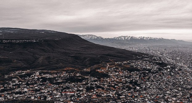 A view of Mount Tarki-Tau and Makhachkala. Photo: Suleymannabiev https://ru.wikipedia.org/ A view of Mount Tarki-Tau and Makhachkala. Photo: Suleymannabiev https://ru.wikipedia.org/