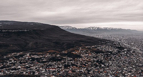 A view of Mount Tarki-Tau and Makhachkala. Photo: Suleymannabiev https://ru.wikipedia.org/ A view of Mount Tarki-Tau and Makhachkala. Photo: Suleymannabiev https://ru.wikipedia.org/