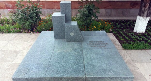 A monument to Sumgait pogrom victims in Stepanakert. Photo: Yerevantsi, https://ru.wikipedia.org/wiki/Сумгаитский_погром A monument to Sumgait pogrom victims in Stepanakert. Photo: Yerevantsi, https://ru.wikipedia.org/wiki/Сумгаитский_погром