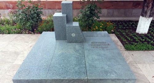 A monument to Sumgait pogrom victims in Stepanakert. Photo: Yerevantsi, https://ru.wikipedia.org/wiki/Сумгаитский_погром A monument to Sumgait pogrom victims in Stepanakert. Photo: Yerevantsi, https://ru.wikipedia.org/wiki/Сумгаитский_погром