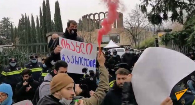 Screenshot of the video https://www.youtube.com/watch?v=iM6w08-BVso&feature=emb_logo Screenshot of the video https://www.youtube.com/watch?v=iM6w08-BVso&feature=emb_logo