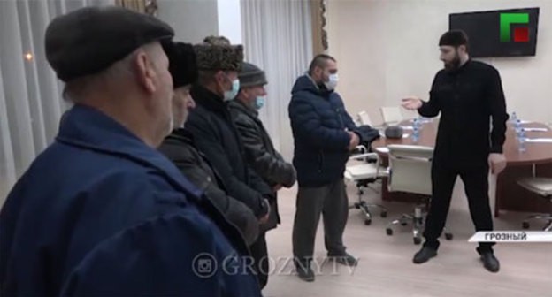 Clergyman scolding a group of men detained for their trip to a sorceress. Screenshot: https://www.instagram.com/p/CKHXvkDJbwX/ Clergyman scolding a group of men detained for their trip to a sorceress. Screenshot: https://www.instagram.com/p/CKHXvkDJbwX/