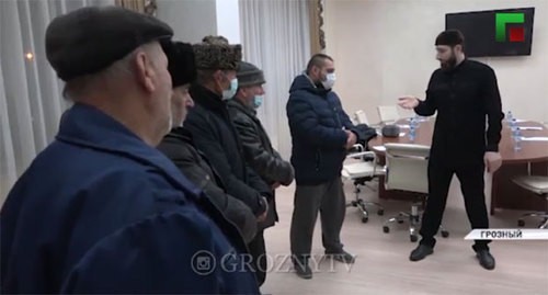 Clergyman scolding a group of men detained for their trip to a sorceress. Screenshot: https://www.instagram.com/p/CKHXvkDJbwX/ Clergyman scolding a group of men detained for their trip to a sorceress. Screenshot: https://www.instagram.com/p/CKHXvkDJbwX/