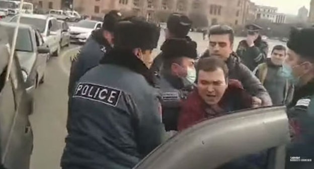 Policemen detain David Bagdasaryan. Screenshot: https://www.youtube.com/watch?v=o6-BnS_dysk&feature=emb_title Policemen detain David Bagdasaryan. Screenshot: https://www.youtube.com/watch?v=o6-BnS_dysk&feature=emb_title