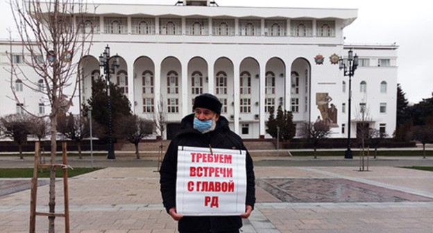 Kumyk activist Bektemir Salikhov holds a solo picket at the Makhachkala Administration demanding a meeting with the acting head of Dagestan, January 18, 2021. Photo by Rasul Magomedov for the Caucasian Knot Kumyk activist Bektemir Salikhov holds a solo picket at the Makhachkala Administration demanding a meeting with the acting head of Dagestan, January 18, 2021. Photo by Rasul Magomedov for the Caucasian Knot