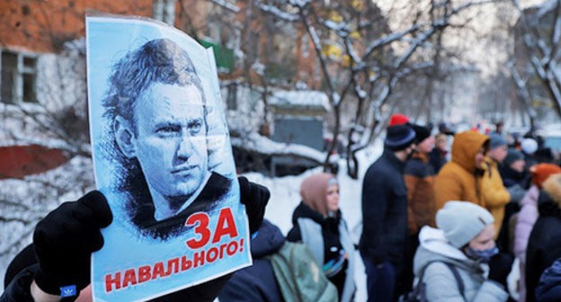 A man holds a poster with the words "For Navalny!"; people standing near the police station where Russian opposition leader Alexei Navalny is being held. Moscow, January 18, 2021. Photo: REUTERS / Maxim Shemetov A man holds a poster with the words "For Navalny!"; people standing near the police station where Russian opposition leader Alexei Navalny is being held. Moscow, January 18, 2021. Photo: REUTERS / Maxim Shemetov