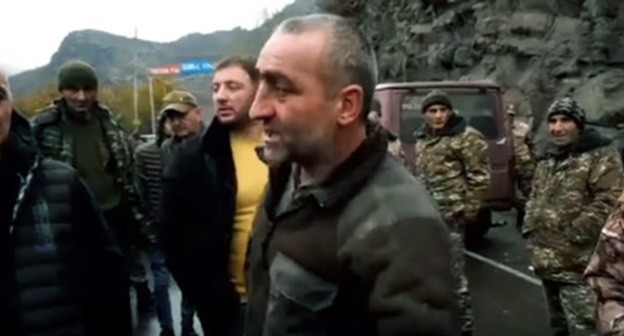 Residents of Syunik Region block road for opposition. Screenshot: https://news.am/rus/news/619487.html Residents of Syunik Region block road for opposition. Screenshot: https://news.am/rus/news/619487.html