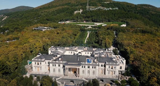 Putin's alleged palace in the Krasnodar Region. Screenshot: https://www.youtube.com/watch?v=ipAnwilMncI Putin's alleged palace in the Krasnodar Region. Screenshot: https://www.youtube.com/watch?v=ipAnwilMncI