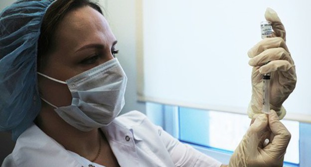 Medical worker, December 2021. Photo: REUTERS/Maxim Shemetov Medical worker, December 2021. Photo: REUTERS/Maxim Shemetov