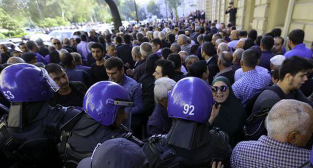 Police cordon blocks the path of protesters in Baku. Photo by Aziz Karimov for the Caucasian Knot Police cordon blocks the path of protesters in Baku. Photo by Aziz Karimov for the Caucasian Knot