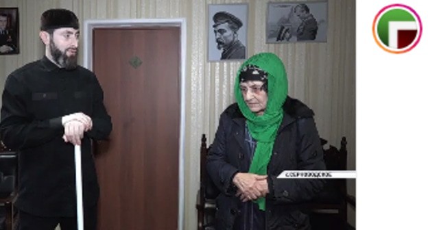 The theologian scolding an 80-year-old woman from the village of Assinovskaya for her many years of witchcraft. Screenshot: https://www.instagram.com/p/CKUIYufJ0IC/ The theologian scolding an 80-year-old woman from the village of Assinovskaya for her many years of witchcraft. Screenshot: https://www.instagram.com/p/CKUIYufJ0IC/