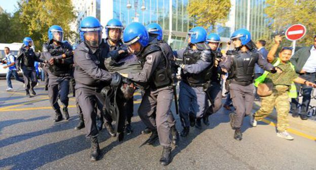 Police detaining activists in Baku. Photo by Aziz Karimov for the Caucasian Knot Police detaining activists in Baku. Photo by Aziz Karimov for the Caucasian Knot