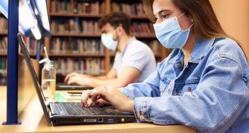 A girl sitting in front of the computer. Photo https://ru.freepik.com/ A girl sitting in front of the computer. Photo https://ru.freepik.com/