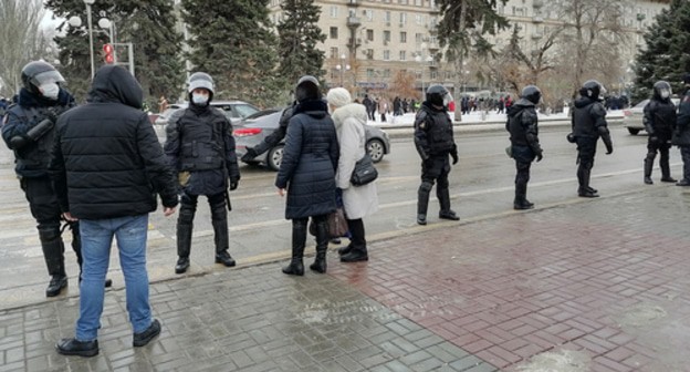 Police officers at the crosswalk in Volgograd. Photo by Tatyana Filimonova for the "Caucasian Knot" Police officers at the crosswalk in Volgograd. Photo by Tatyana Filimonova for the "Caucasian Knot"