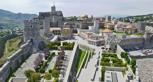 Rabati Castle after restoration. Photo: I kynitsky https://ru.wikipedia.org/wiki/Туризм_в_Грузии#/media/Файл:Akhalcikhe,_old_city_general_view.jpg Rabati Castle after restoration. Photo: I kynitsky https://ru.wikipedia.org/wiki/Туризм_в_Грузии#/media/Файл:Akhalcikhe,_old_city_general_view.jpg