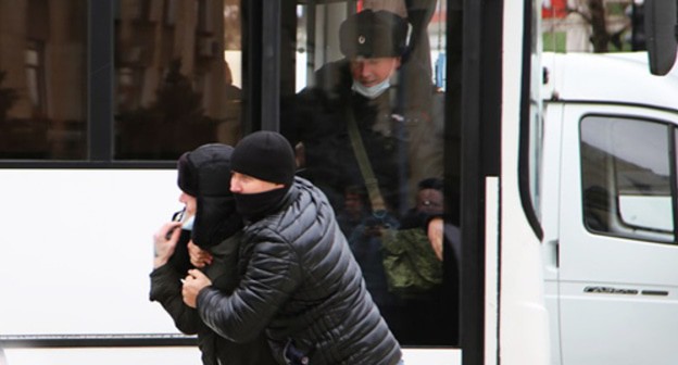 People in civilian clothes help law enforcers to detain protesters. Krasnodar, January 31, 2021. Photo by Anna Gritsevich for the "Caucasian Knot". People in civilian clothes help law enforcers to detain protesters. Krasnodar, January 31, 2021. Photo by Anna Gritsevich for the "Caucasian Knot".